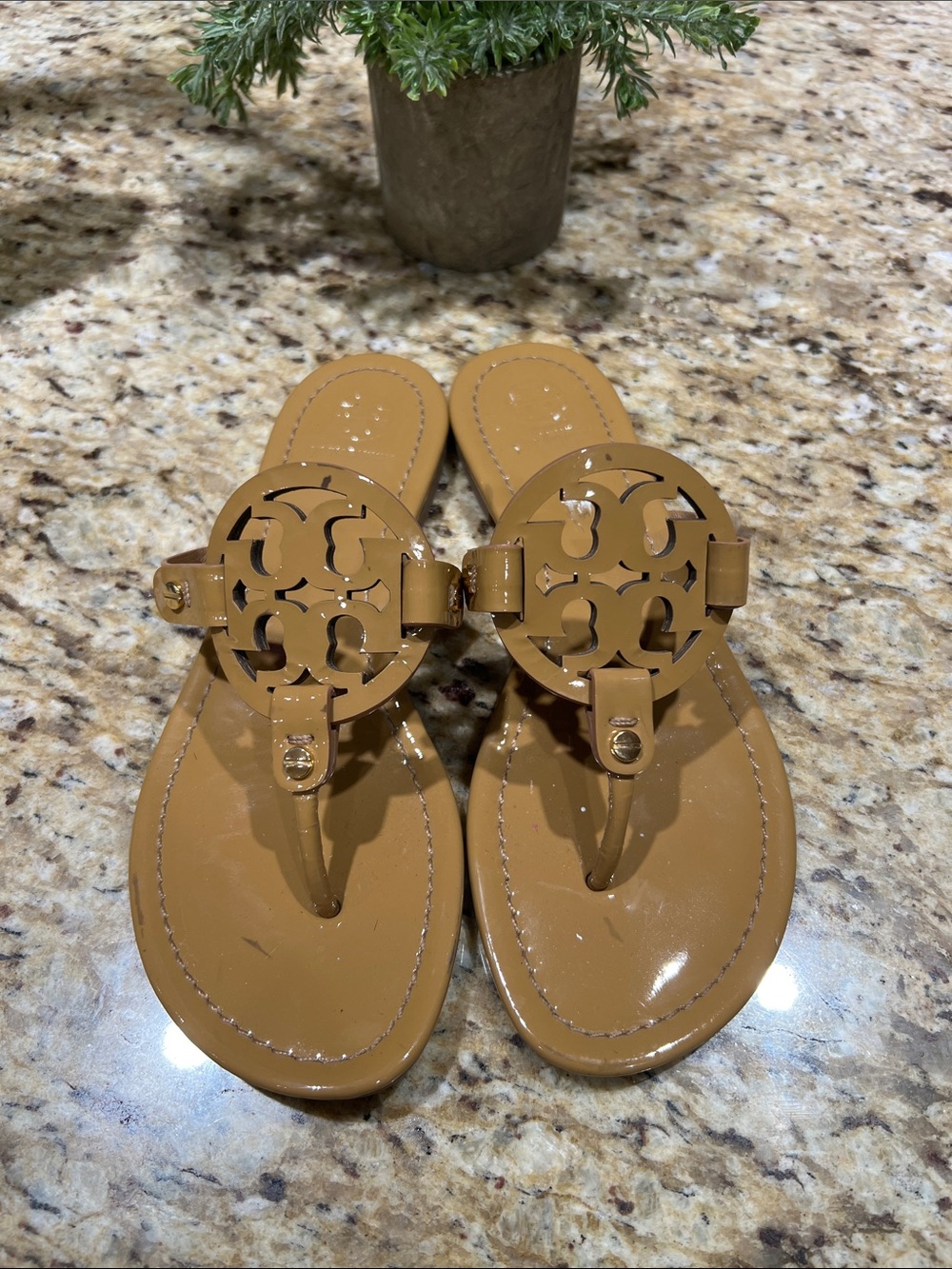 TORY BURCH Miller Tan Patent Leather Thong Sandal 7M